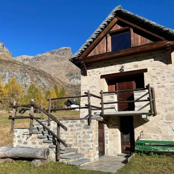 Casa Cantone Devero-baita storica con balcone e giardino, posizione comoda e soleggiata- spazio biciclette, hotel in Alpe Devero