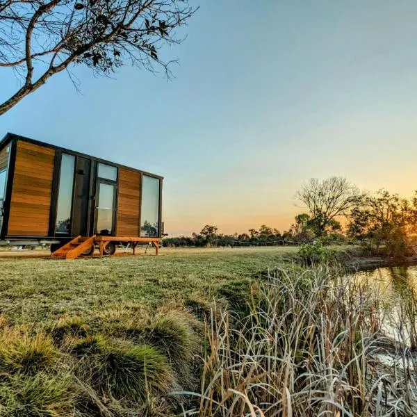 Turtle Island Lakeside Tiny House by Tiny Away, hotel a Toogoom