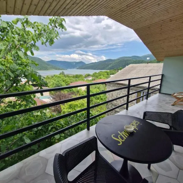 Ananuri Veranda-guest house، فندق في Ananuri