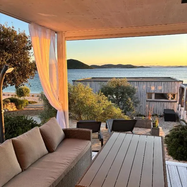 BUQEZ VILA HAJDA 16 - second row direct on the beach, hotel in Drage