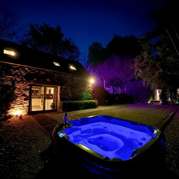 Sunridge Fishing Lodge with Hot Tub & Giant Cinema, hotel in Plymouth