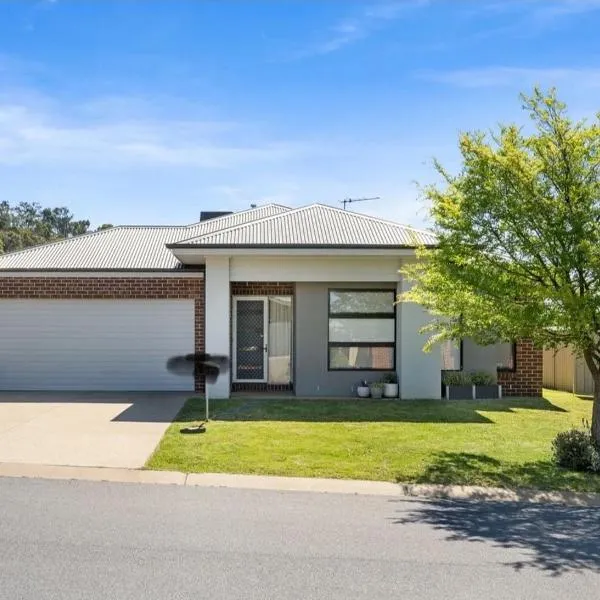 Wodonga Whitebox Rise 3 Bedroom Entire Holiday Home in Cozy Quiet area, hotel in Wodonga