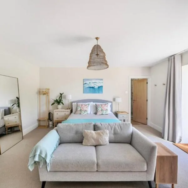 Brand New Self contained garden guest suite, hotel v mestu Corsley