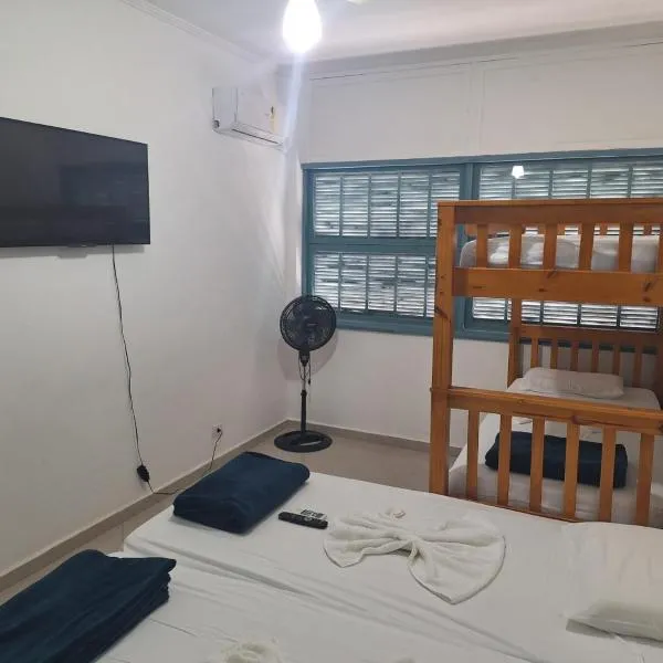 APARTAMENTO INTEIRO 1 dormitório COM AR CONDICIONADO NO BOQUEIRÃO, hotel in Santos