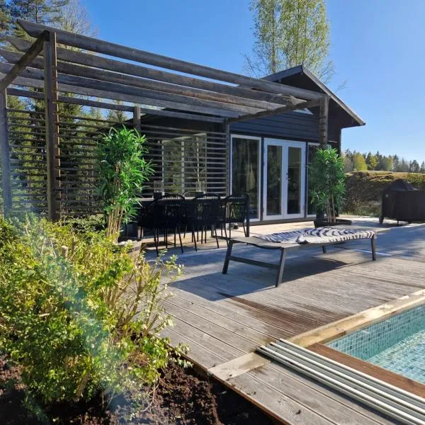 Stuga på landet med egen pool, vedeldad badtunna och bastu, готель у місті Tungelsta