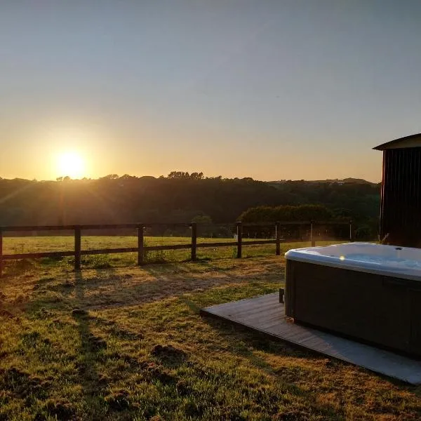 Harmony Hut Hot Tub 2 miles from beach,in rural setting Bude Cornwall, hotel in Stratton