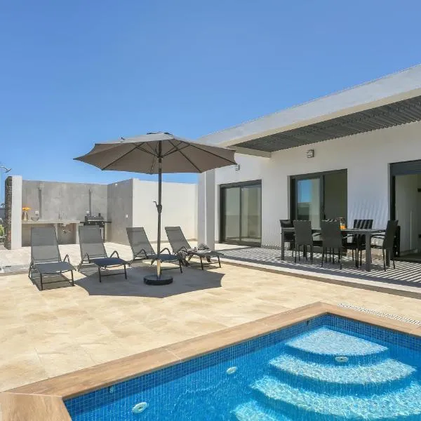 Villa Dorada del Roque, heated pool & luxury in El Roque，位于拉奥利瓦的酒店