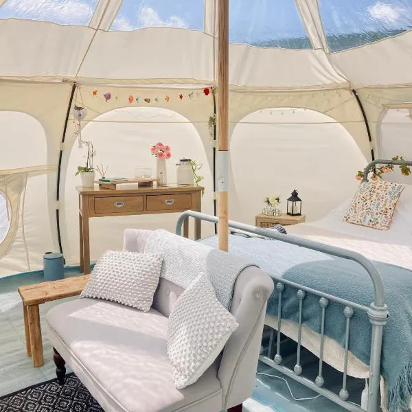 Luxury Stargazing Glamping - Seren Hardd with Hot Tub、スランイドロイスのホテル