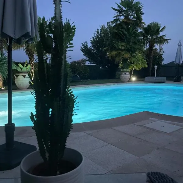 Villa palmeraie, хотел в Courpignac