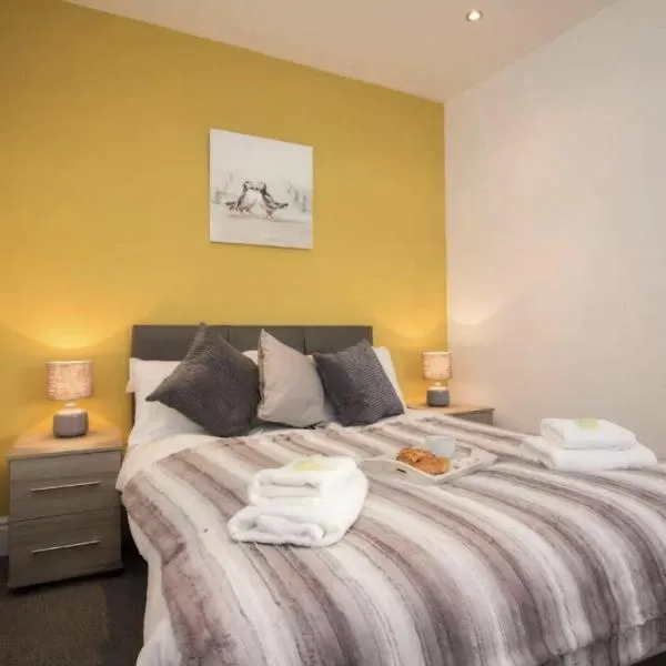 Home in Eccles Salford Price Reduction on long term bookings, Hotel in Manchester