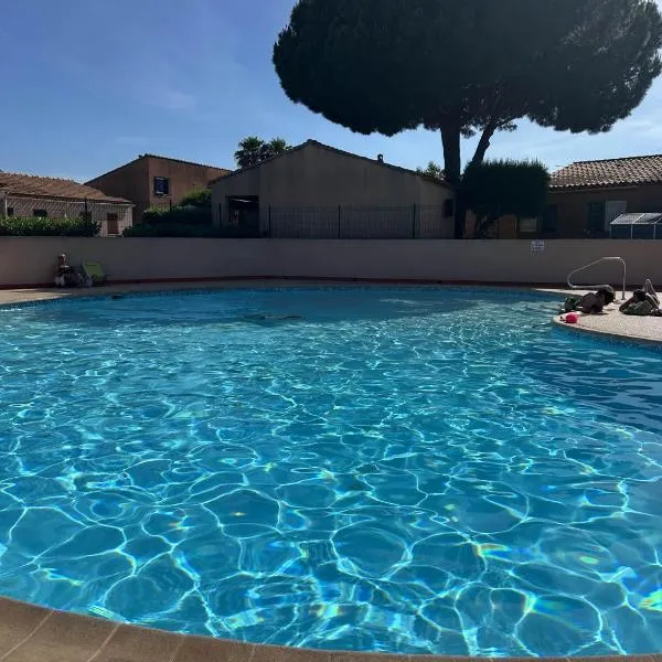 Mazet climatisé avec piscine & tennis Résidence calme proche Lavandou, hôtel à Bormes-les-Mimosas