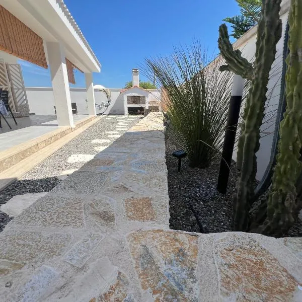 Salento Villa Cice, PET FRIENDLY- AC - WiFi - BBQ - attrezzatura da spiaggia - parcheggio privato sorvegliato, Due unità abitative indipendenti e giardino a due passi dal mare - Torre Ovo, khách sạn ở Torre Ovo