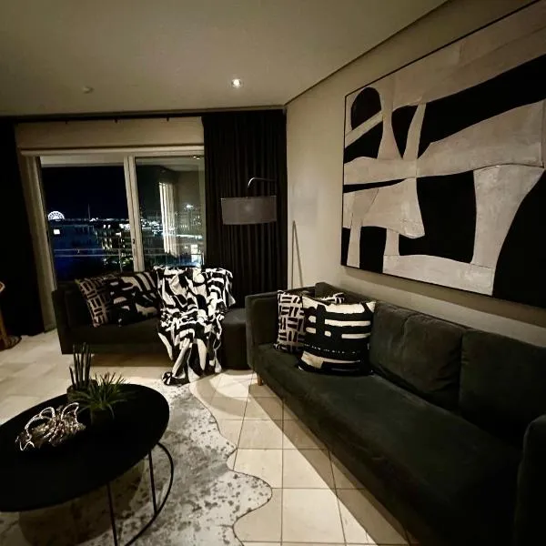 V&A WATERFRONT CAPE TOWN The most secure and luxurious 3 bedroom apartment with views from ALL the rooms !, מלון בקייפטאון