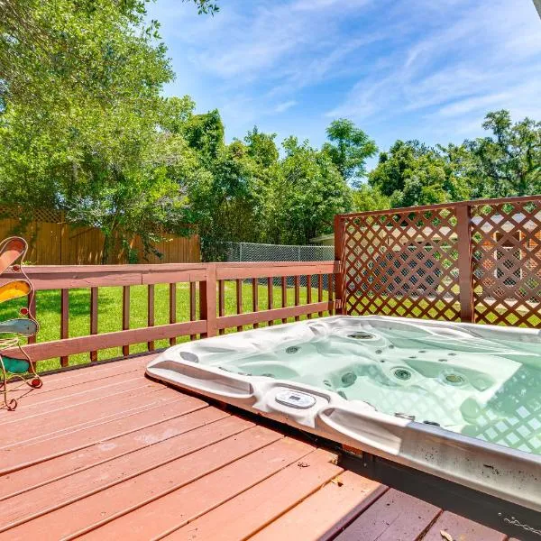 2 Mi to FSU & FAMU: Home w/ Spacious Deck!, hotel in Tallahassee