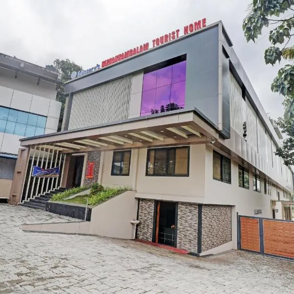 Super Townhouse Kizhakkambalam Tourist Home, hotel v destinaci Muttam