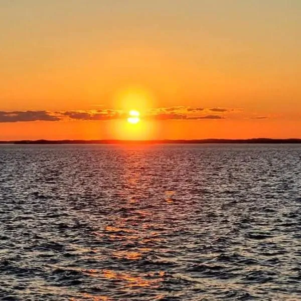 Mukava pieni 2-4h mökki min 2 vrk Saimaan rannalla, poreallas, puusauna, Wi-Fi, Smart TV, parivuode ja vuodesohva, hotel v destinaci Savonlinna