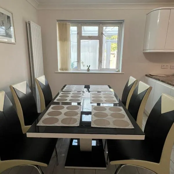 Spacious 4 bed Farnborough AirShow, hotel v destinaci Farnborough