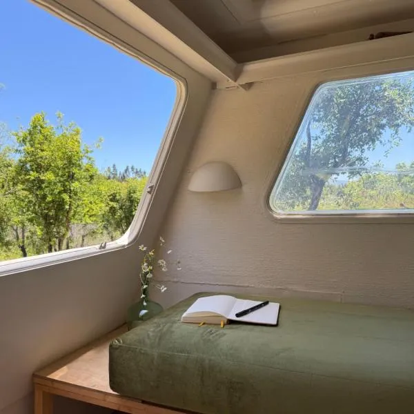 Chic vintage caravan retreat, just 25 mins to the beach, hotel di Odeceixe