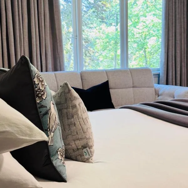 Charming Queen Bedroom with Bathroom Vancouver West, hotel in Vancouver