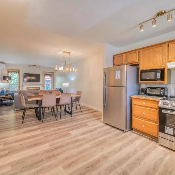 Bow Valley Chalets-Entire 2 King Bedrooms townhouse, hotel v destinaci Canmore