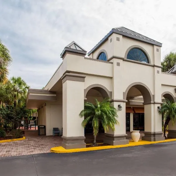 デイズ イン＆スイーツ オーランド エアポート（Days Inn & Suites by Wyndham Orlando Airport）、オーランドのホテル