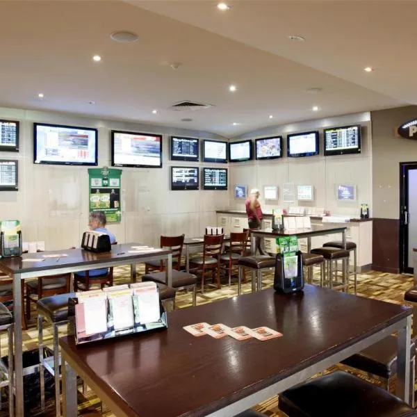 Nightcap at Edge Hill Tavern, hotel Cairnsben