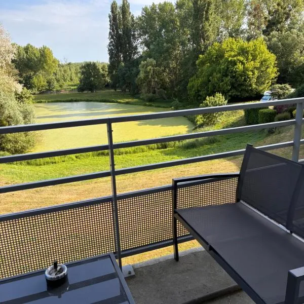 L appartement du lac, hotel v destinaci Briollay