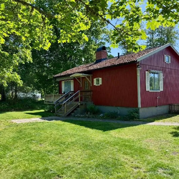 Blomstermåla에 위치한 호텔 Vacation villa with fenced yard