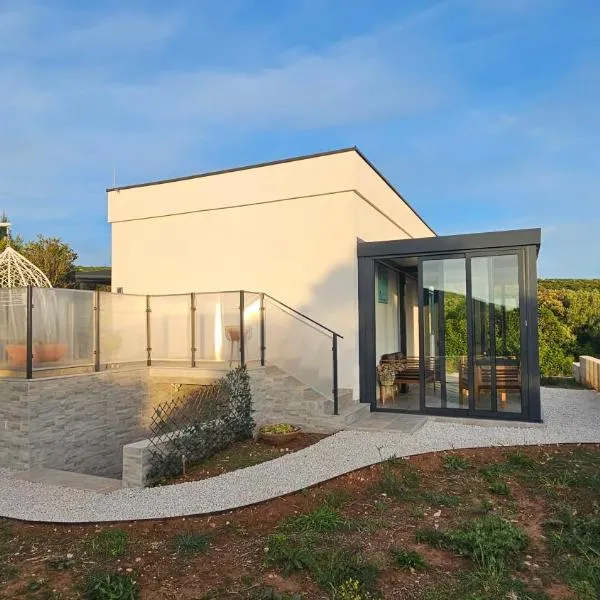 Robinson House Mimo, hotel in Neviđane