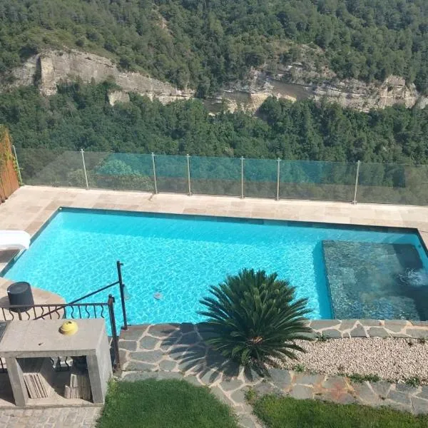 Nuit insolite avec jacuzzi privatif et piscine, hotel in La Roquette-sur-Var