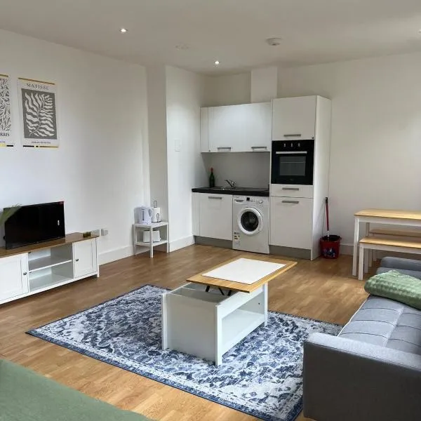 Newly Furnished Bright Studio, hotel in Borehamwood