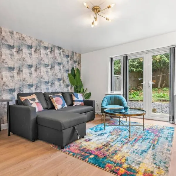 Spacious 3-Bed Home, Parking, Garden, Sleeps 7, hotel in Brettell Lane