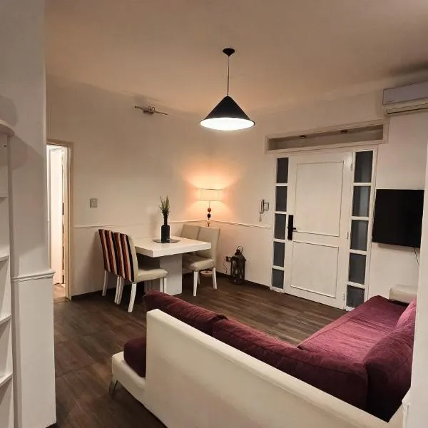 Cómodo departamento 2 dormitorios con jardín sobre Avenida Libertador、サンフアンのホテル