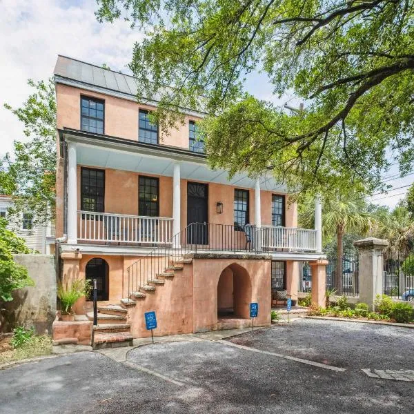 Unique & Charming 1 Bedroom One Block to King St, hotel v destinaci Charleston