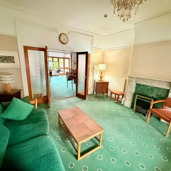 Next to hyland hotel Family rooms with attached bathroom, hotel in Nottingham