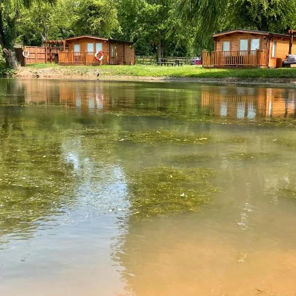 Lakeside Lodge 1, with Log burning Hot Tub, hotel v destinaci Everton
