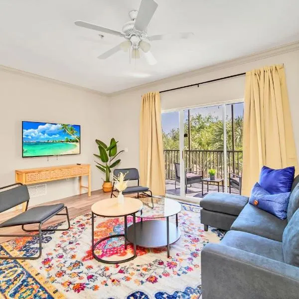 Stylish 2BR Retreat w Pool Sauna, hotel i Orlando