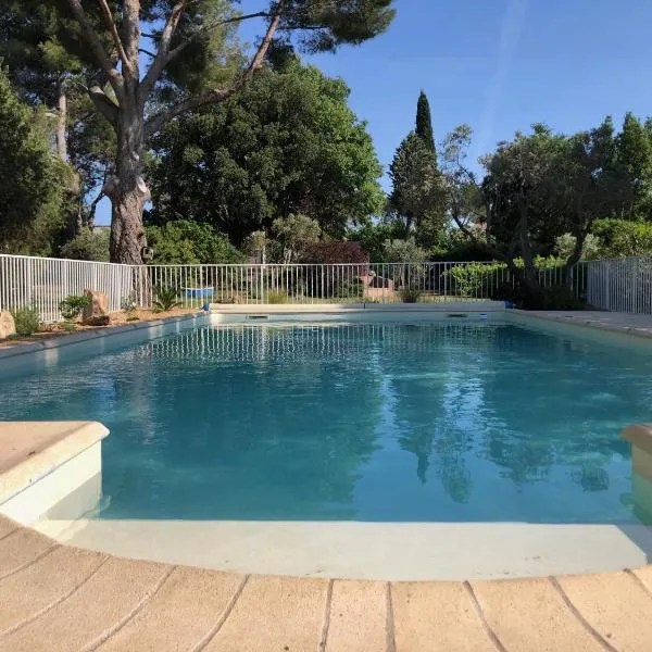 Gite 5 à 7 personnes en Provence dans grand jardin avec piscine partagée – hotel w mieście Cornillon-Confoux