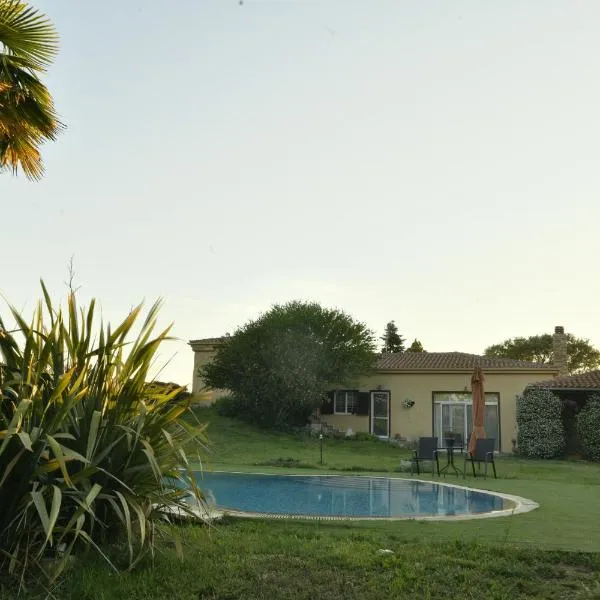 Spacious Luxury Villa with Private Pool & Lush Gardens Close to City & Beach, hotel in Alexandroupoli