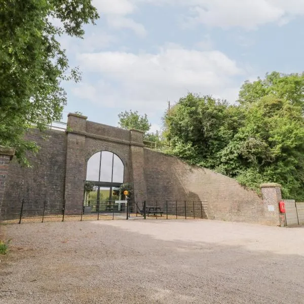 The Tunnel at Bridge Lake Farm and Fishery, hotel in Banbury