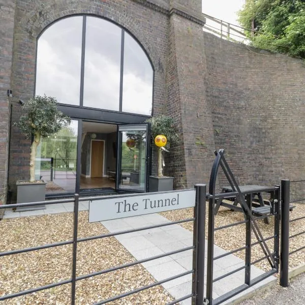 The Tunnel at Bridge Lake Farm and Fishery, hotel di Banbury