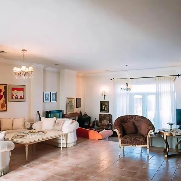 Spacious 3 bedroom Luxury Villa with Lush Gardens Close to City & Beach, hôtel à Alexandroúpolis