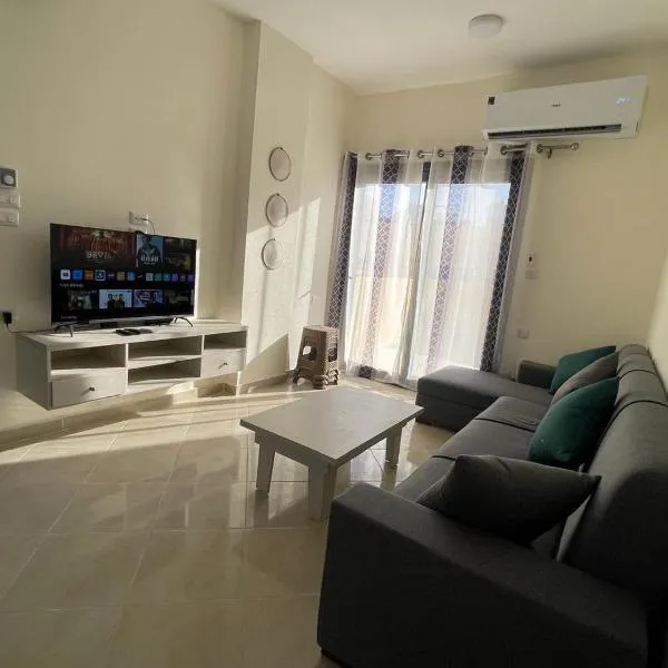 Bayt Hassan S18 - Fabulous Roof top 1 bedroom apartment, hotel in Hurghada