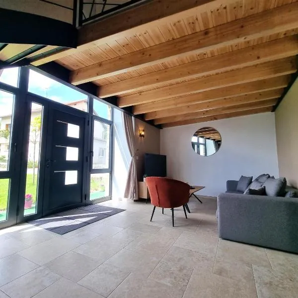Appartement Duplex les Cerisiers - Bilhac، فندق في Polignac
