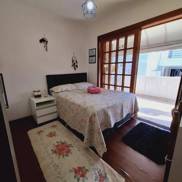 Quarto familiar na cidade do Cristo, hotel in Encantado