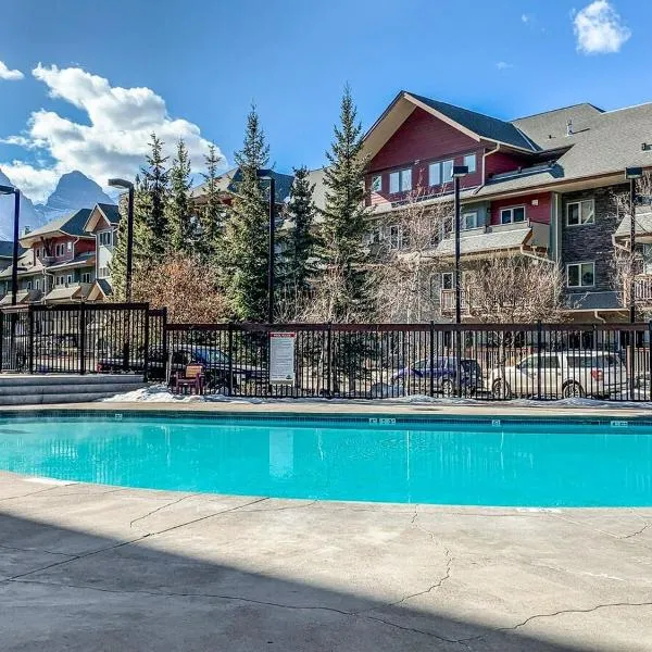 Evergreen Escape - 2 Bedroom Condo with Pool & Hot Tub, hotel in Canmore