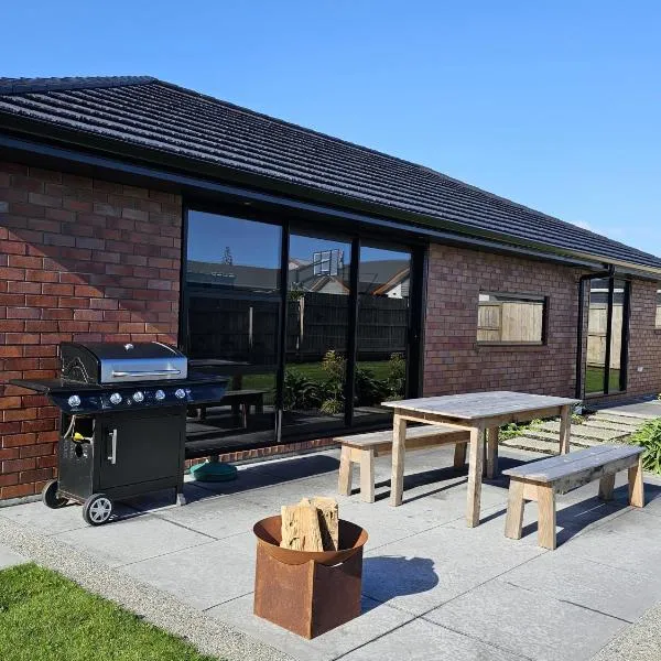 Family home, Game Zone & Outdoor Fireplace- Sleeps 10, hotel i New Plymouth