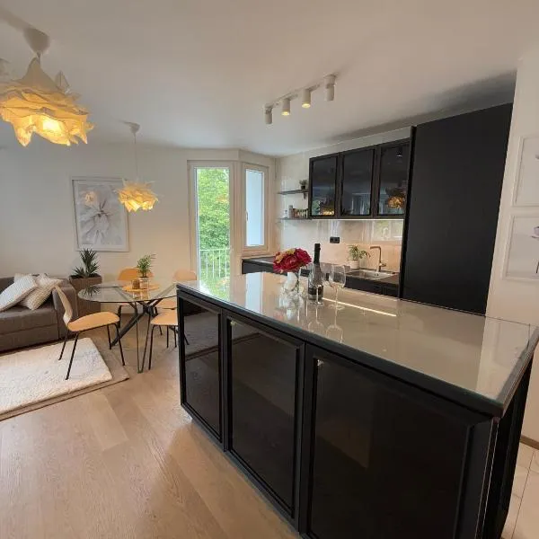 Luxury Residence Res - with parking, hotel v Lublani