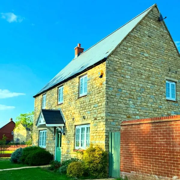 Silverstone Paddock Retreat, hotel in Silverstone