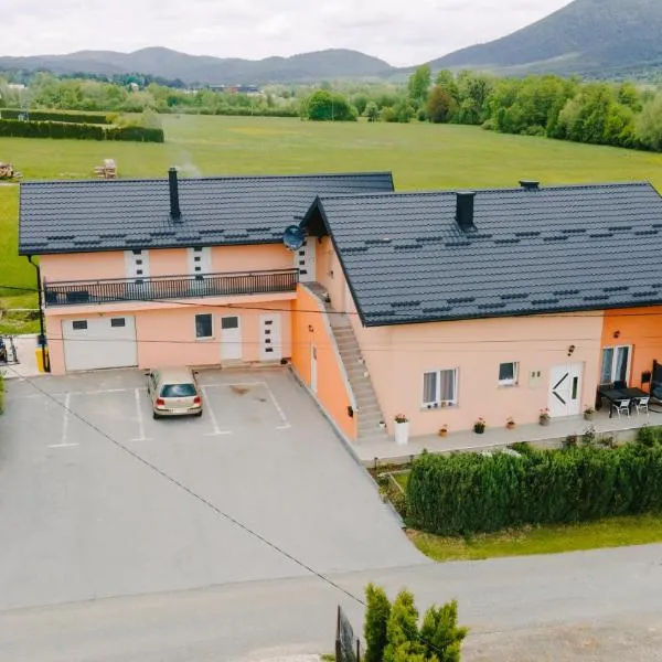 Apartments and rooms with parking space Vranovaca, Plitvice - 17461、コレニツァのホテル